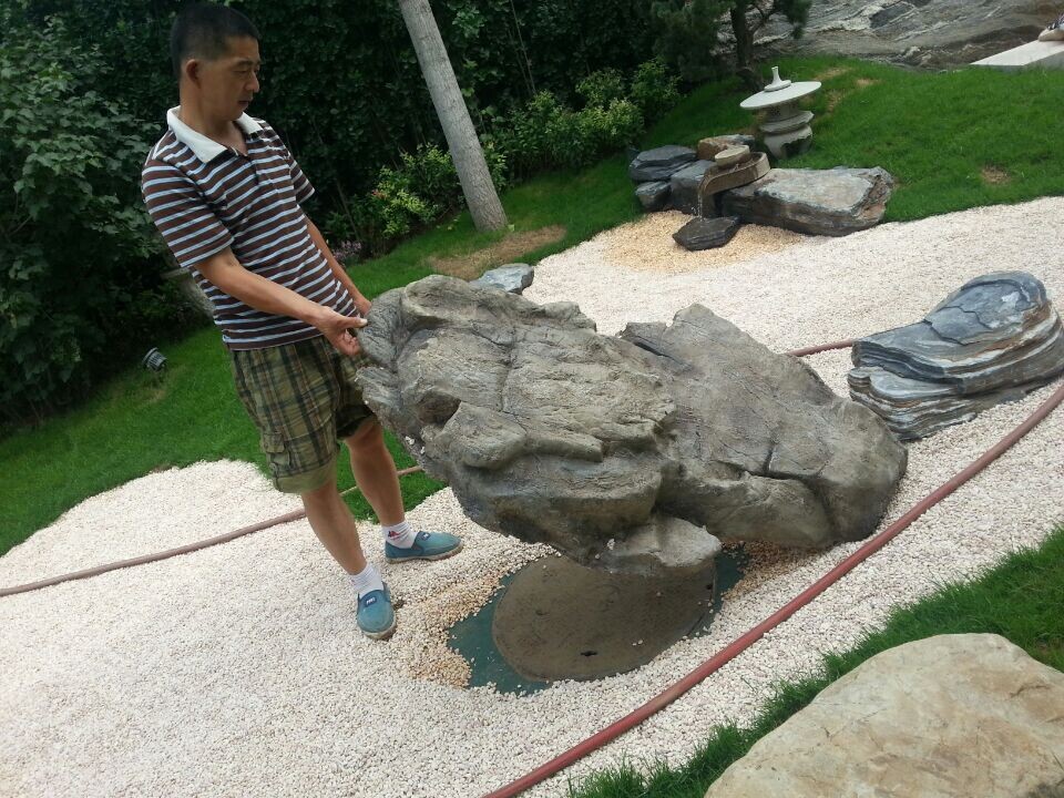 專業(yè)設計仿石井蓋、仿真假山制作園林景觀