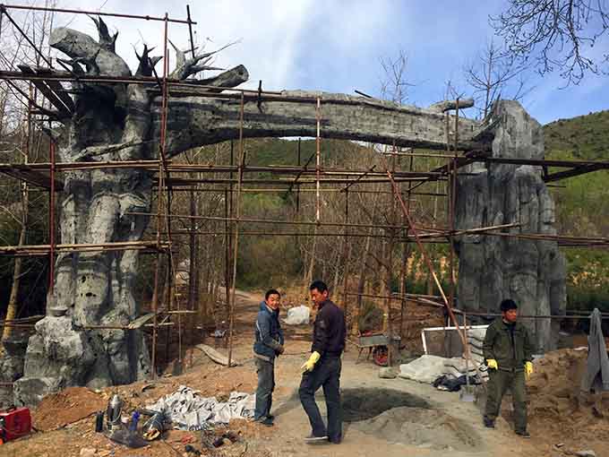 仿真樹大門.jpg 仿真樹大門