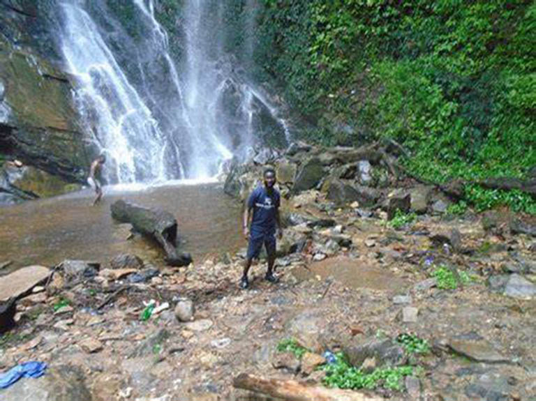 亞艾琳·伊耶沙瀑布.jpeg 亞艾琳·伊耶沙瀑布
